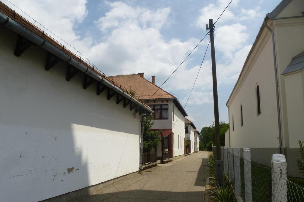 A jól megválasztott homlokzat képző anyag mint például a ezen az épületen alkalmazott nemes vakolat lábazat