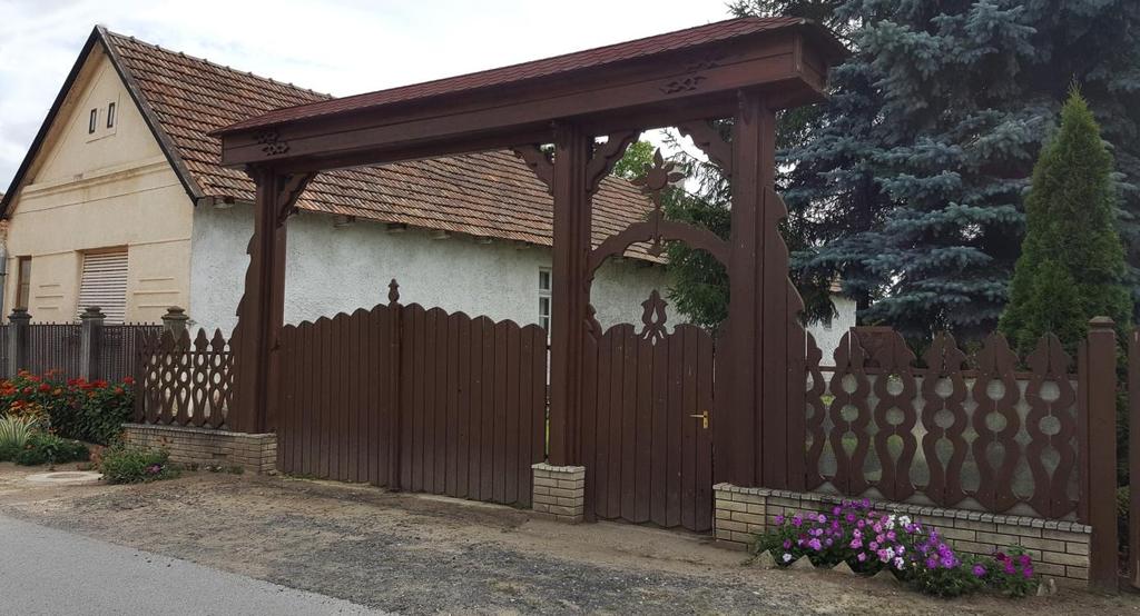 KERÍTÉSEK Házaink kiegészítői, a kerítések, lámpák, árnyékolók, postaládák, korlátok alakítják az épület összképét, ezáltal.