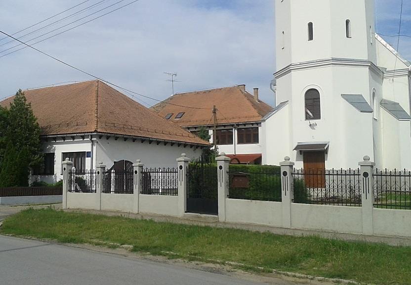 A beépítésre szánt területen, több helyen tégla pillérek közötti fa kerítéseket találhatunk, így jól látszódik az előkert és az épület homlokzat teljessége.