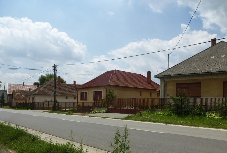 szegélykövek alkalmazásával) szintén jelentős javulást eredményezhet. A település utcái vezetik a tekintetet, felfűzik a települést alkotó elemeket, ezért harmonikus, egységes kialakításuk fontos.
