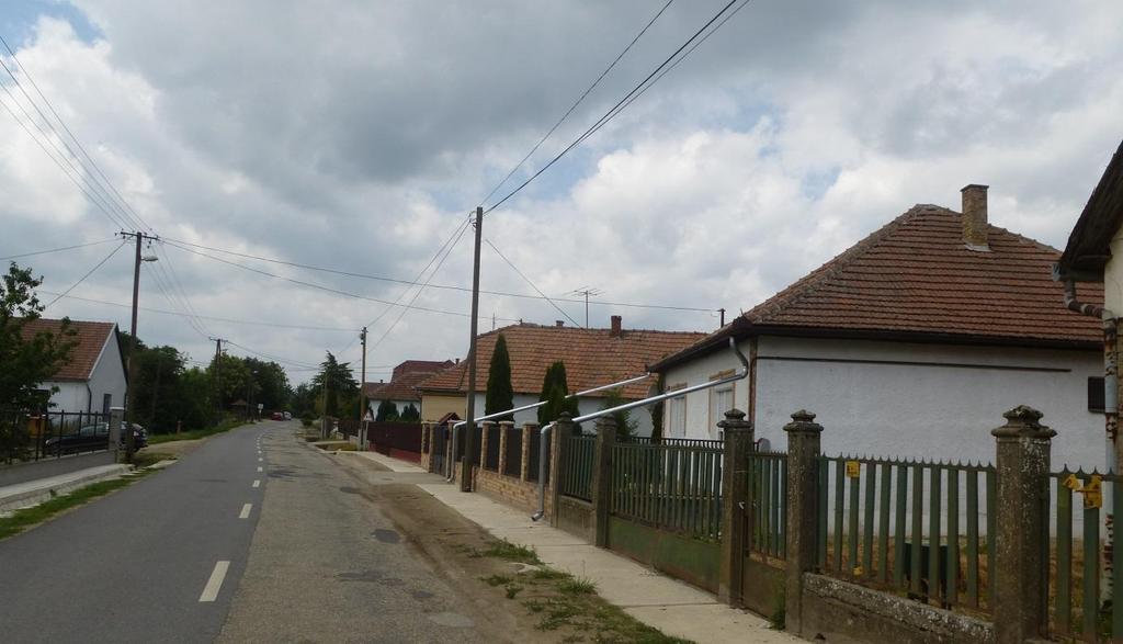 A járófelületek, burkolatok kialakítása során a vízáteresztésre, a javíthatóságra és az akadálymentességre egyaránt gondolnunk kell. A burkolat színében a visszafogott, semleges színeket válasszuk.