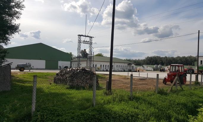 tető vagy manzárdtetős tetőforma nem illeszkedik a tájképbe.