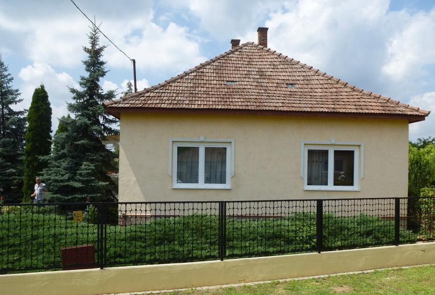 középen felnyíló ablakokkal kedvező utcaképi