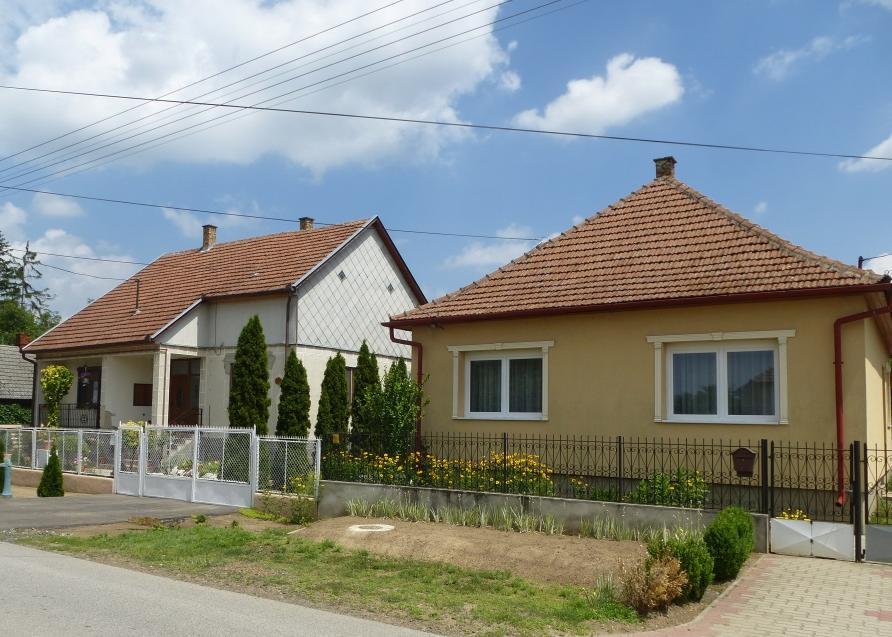 A kerítés és az épület egységes anyag és színhasználata