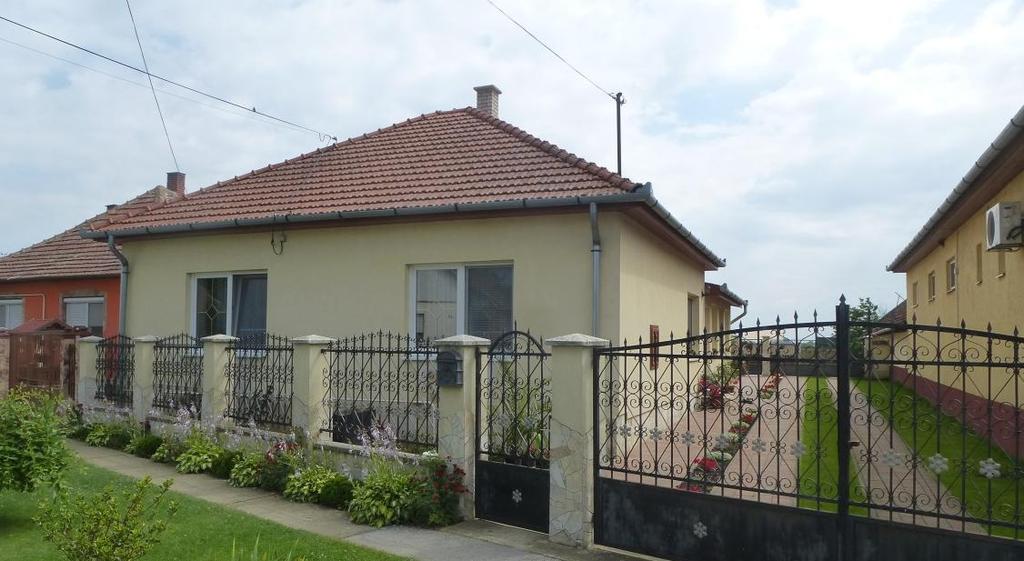 által látni engedi az előkertet és