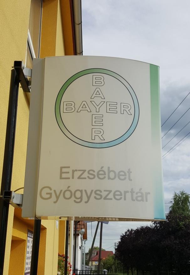 JÓ PÉLDÁK SAJÁTOS ÉPÍTMÉNYFAJTÁK 7 Az utcaképhez a hitetőtáblák, reklámfelületek, cégérek gépészeti berendezések is ugyanúgy