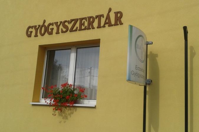 A település területein illeszkedő a szabályozás szerinti reklámhordozó helyezhető el, itt szintén elengedhetetlen a megfelelő