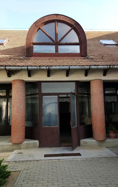 A természeti tényezők: domborzat, vízrendszerek, szél, napfény, csapadék stb közül az első kettő befolyásolja legerőteljesebben a települések szerkezetét.