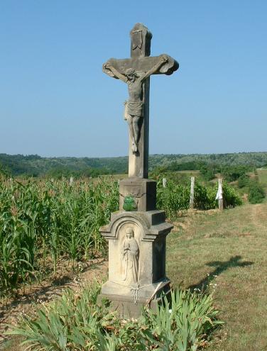 A nyeregtetős, oromfalas pinceépület, tégla díszítő elemekkel tagolt orommezőjével,