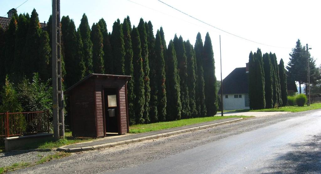 Jelentős zöldfelület Észak felől a faluba