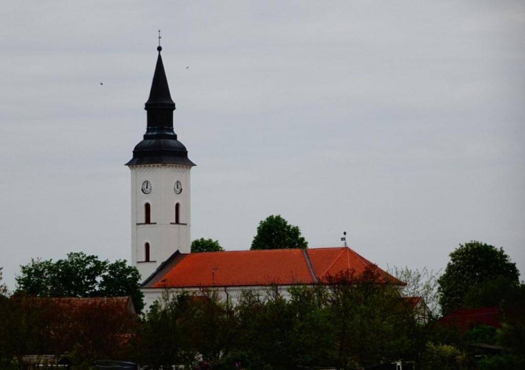 1861-ben a toronytestet megmagasították, de a toronysisak csak 1898-ban készült el. Az úrasztalát Kardos Sándor készítette el 1864-ben.