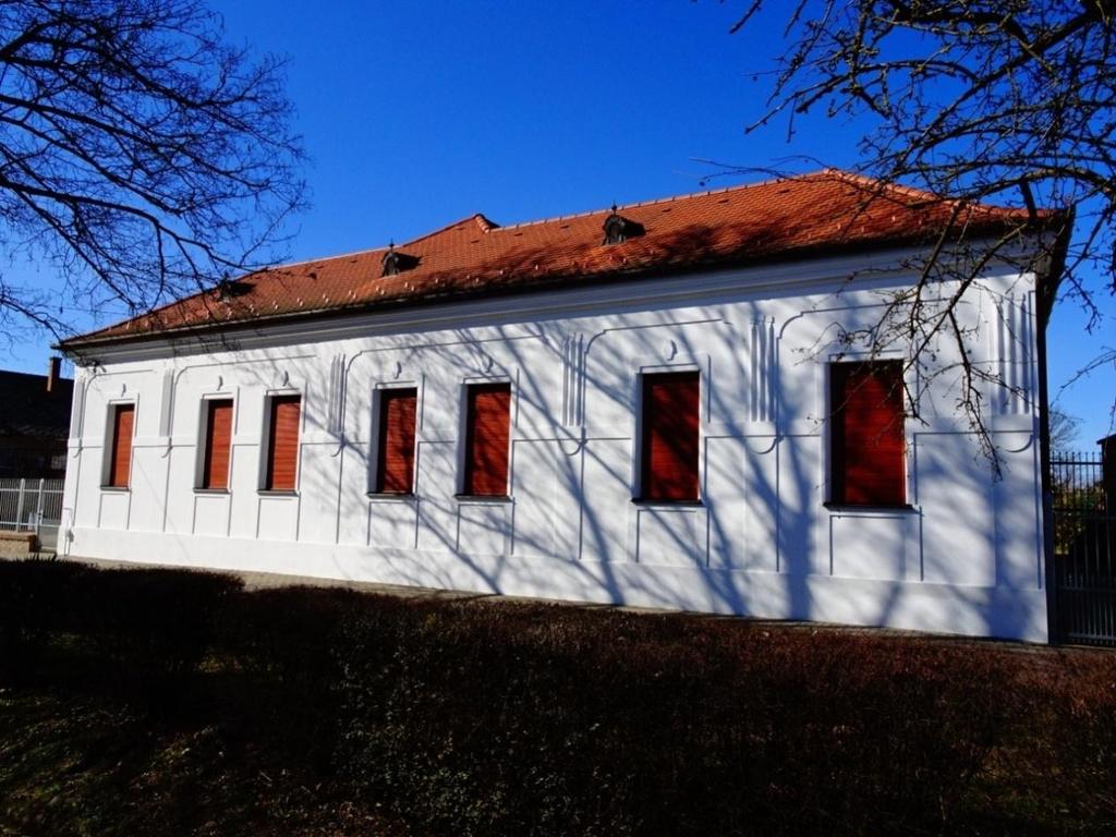 A település műemléke a templom és Kotszegi kertben lévő csőszház mellett a református parókia.