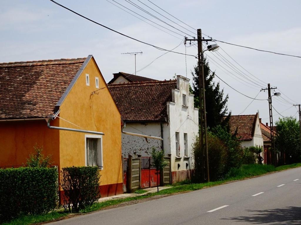 ÁLTALÁNOS TELEPÜLÉSRÉSZ A belterület nagy részén a meglévő jellemzően oldalhatárra épített, utcára merőleges nyeregtetős, falazott oromzatos házak épültek, melyek a fokozatos átépítés eredményeként