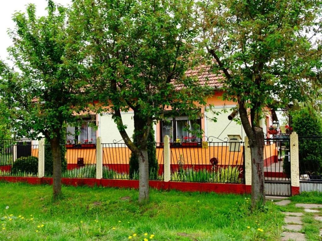 Ezek a házak jó építészeti ötletekkel kiválóan átalakíthatók, modernizálhatók a főbb karakterek megtartása mellett.
