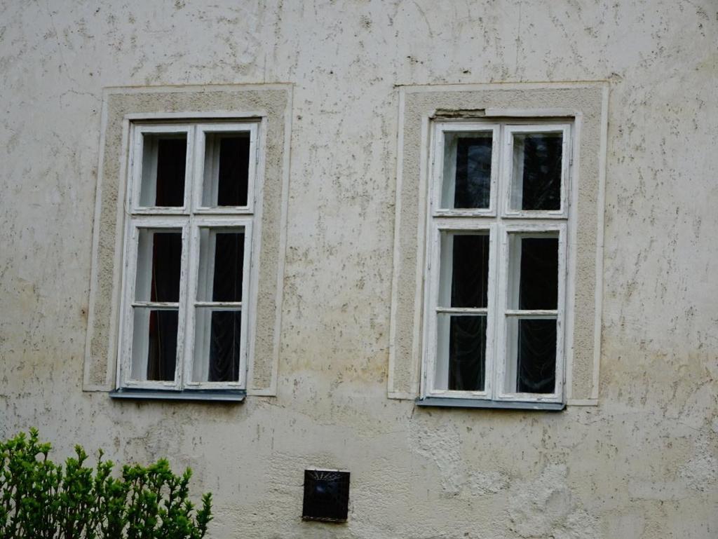 Az ablakok részletei, kidolgozottsága, az asztalosok keze