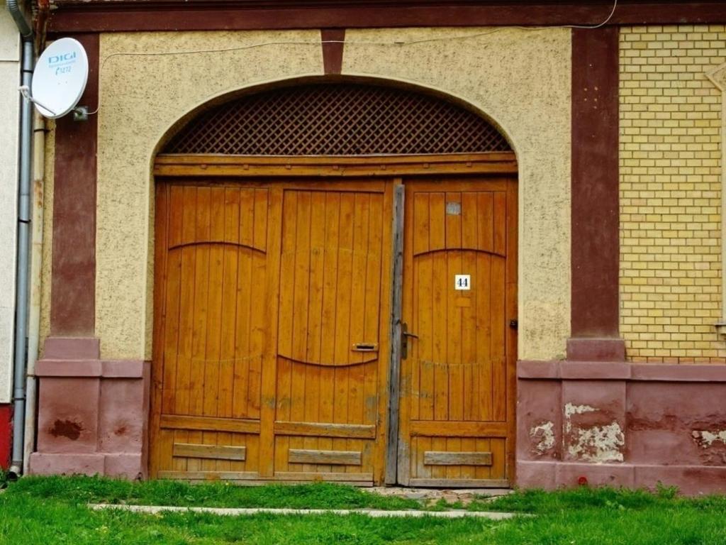 Jellemző, hogy a nagykapu és a bejárati kapu egy nyílásközben van. Általában a kapuk fából készültek, sok esetben áttört felső résszel.
