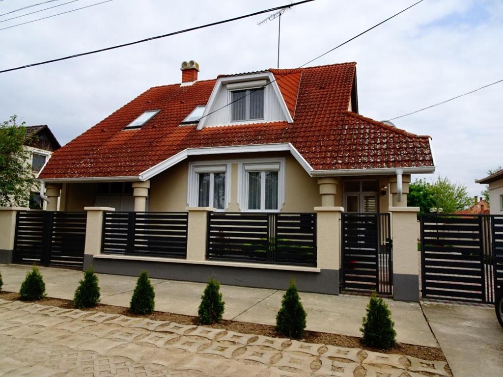 Modern családiház igényes környezettel, megfelelő arányokkal, egymással harmonizáló színvilággal.