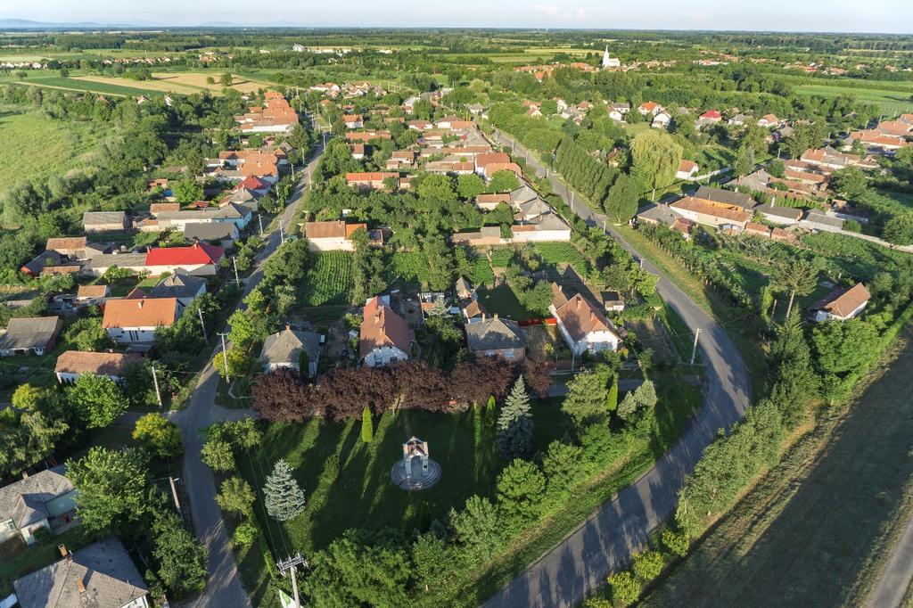 A közút mellett elhelyezett oszlopfőkön
