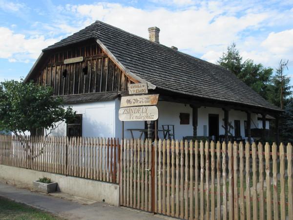 Az épületen a népi építészet stílusjegyei fedezhetőek fel.