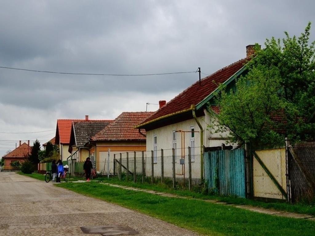 A vegyes településkép a település fokozatos átépítésével magyarázható, egyes épületeket más stílusban építenek újjá, vagy éppen egy-egy bontás eredményeként új, modern épület kerül a