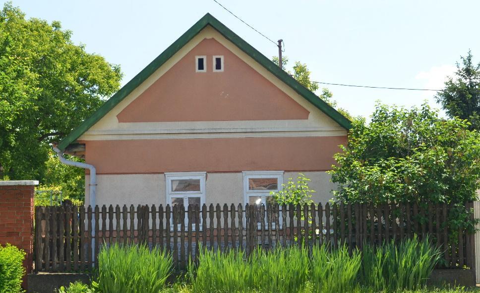Szomszédos épülettel