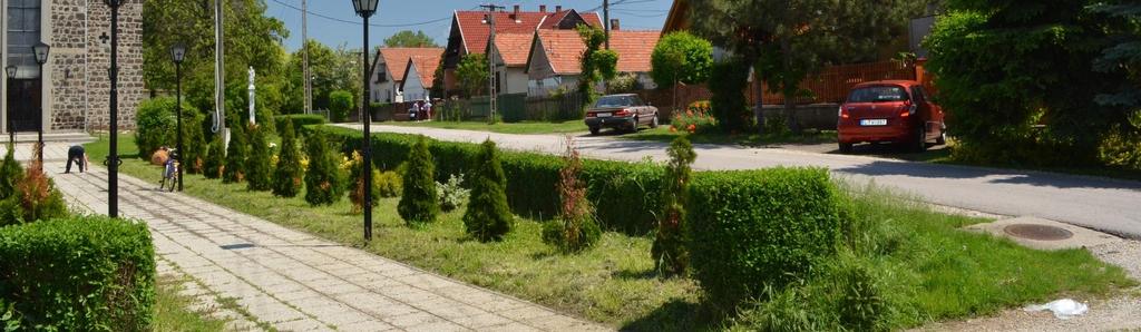 A terület középpontjában az újjáépített római katolikus templom áll, mely kiemelkedik a környez lakóterületek közül.