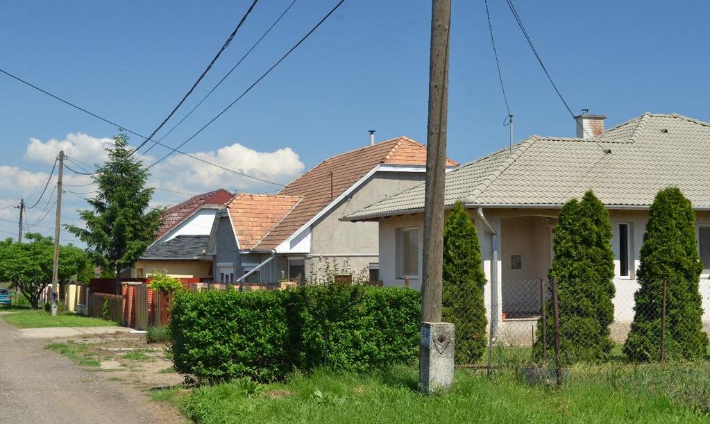 A hagyományos népi lakóházakhoz képest hatalmas tömeg!