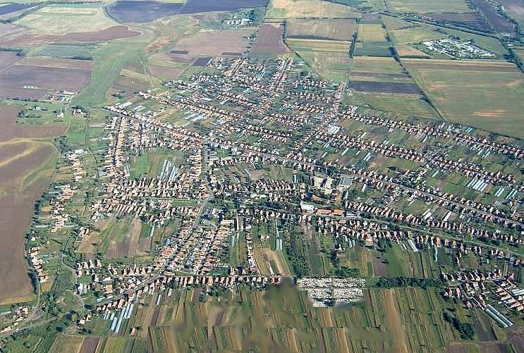 A valódi településkép és a jellemz en horti utcaképek a 3-as úttól északra lév régi falurészben található.