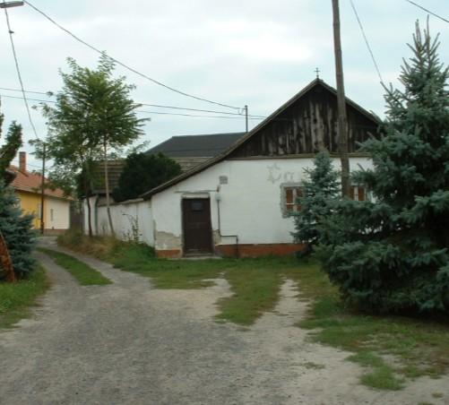 utcácskák, Tisza-sorok jellemzik. Ókécskén A telekméret változó, 400 m2-től kezdve a 23000 m2-es telekméretig megfigyelhető. Több helyen felismerhető a nagyobb telkek felaprózása is.