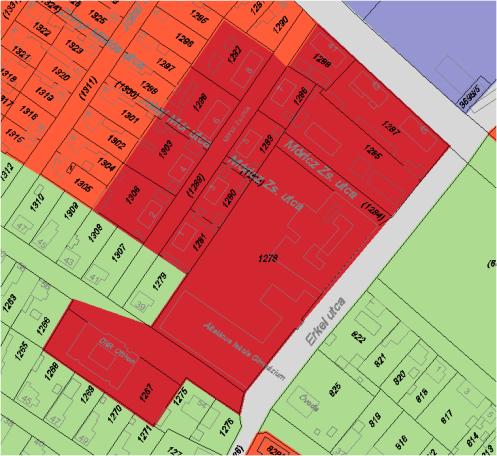 esetén nyeregtetős, esetenként tetőtér-beépítésű, - Városközpontban előkert nélküli, Szabolcska utcán 5 m előkert, áttört kerítés,