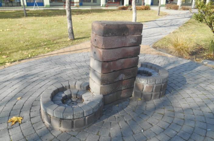 A Béke utca hatalmas gesztenyefái, a Szent Imre tér rózsakertje, a Randevú tér