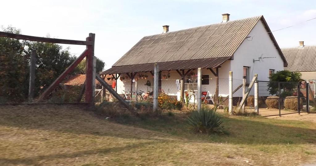 Elődeink is rájöttek, hogy ez az építmény véd az esőtől, télen beengedi a fényt az ablakon, nyáron viszont az egész homlokzatot árnyékolja, így véd a túlmelegedéstől.