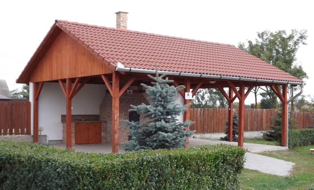 7. Egyéb jó példák 71 péü Tájház parkja