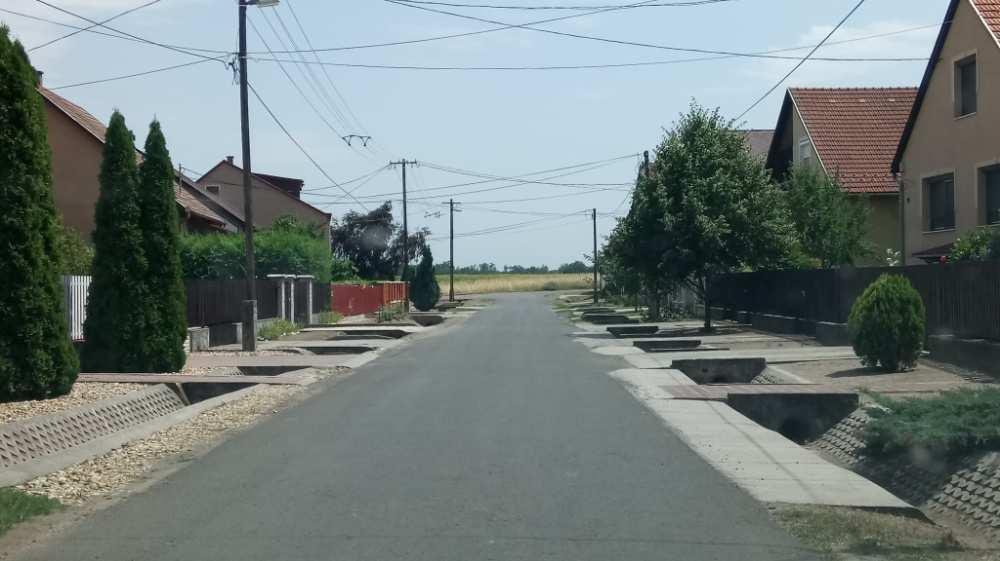 A település erdőterületei közül a legjelentősebb a közigazgatási terület nyugati részén található, valamint ennek folytatásában több kisebb-nagyobb erdő, erdőfolt található keleti irányban a központi