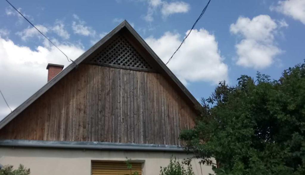 Sok a régi, falusias épület, de találkozhatunk