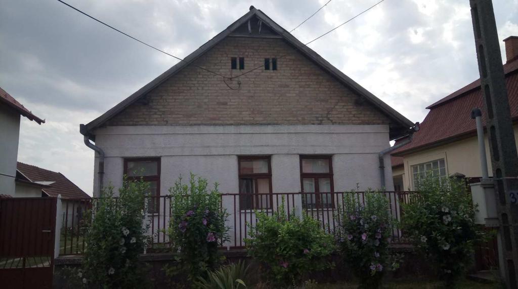 tornácosak. A tetőgerinc az utcára merőleges.