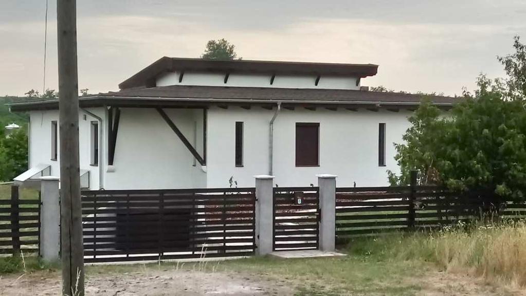 Az épületek zöme nyeregtetős, utcára merőleges