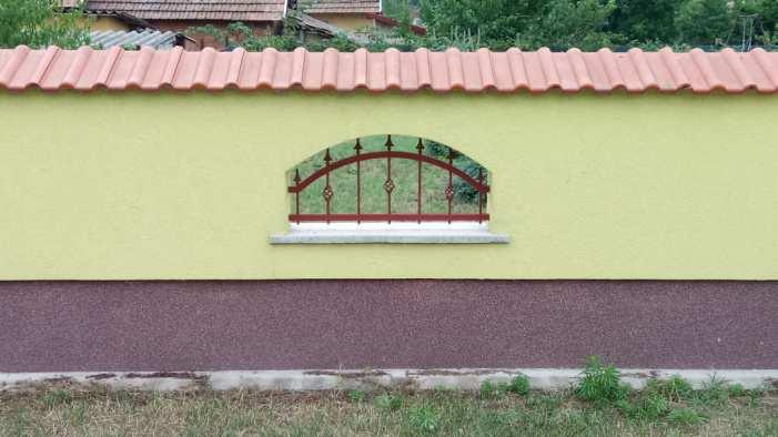 A műanyag hullámlemez vagy fém trapézlemez kerítésmezők alkalmazása
