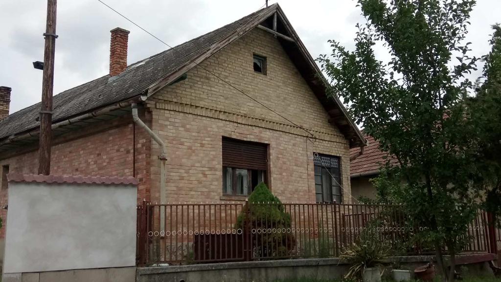 A házak elhelyezkedése az utcára merőleges rendszerű.