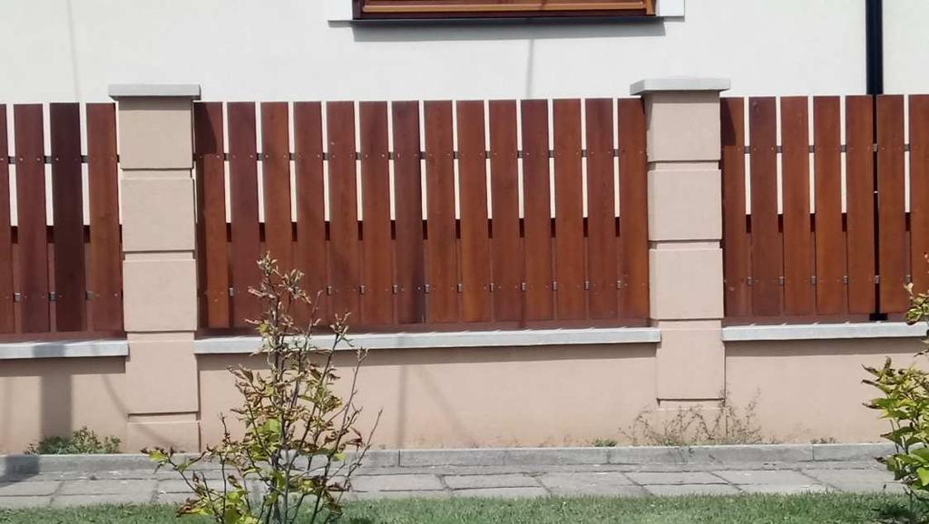 A tetőfedés anyaga cserép lehet, de tetőfelépítményeknél a fémlemez fedés használata megengedett.
