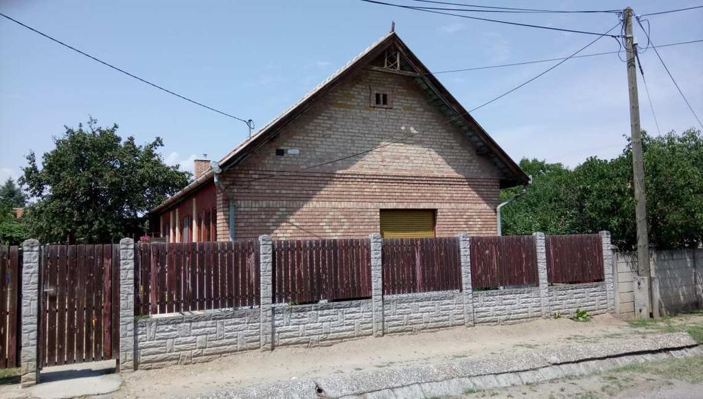 A műanyag hullámlemez vagy fém trapézlemez kerítésmezők alkalmazása kerülendő.