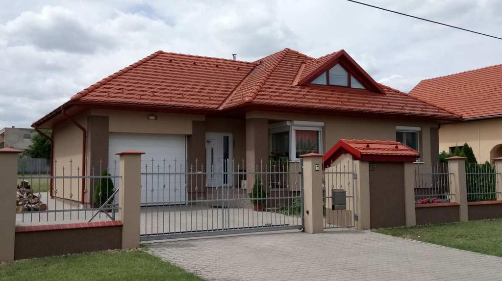 A tetőfedés anyaga cserép lehet, de tetőfelépítményeknél a fémlemez fedés