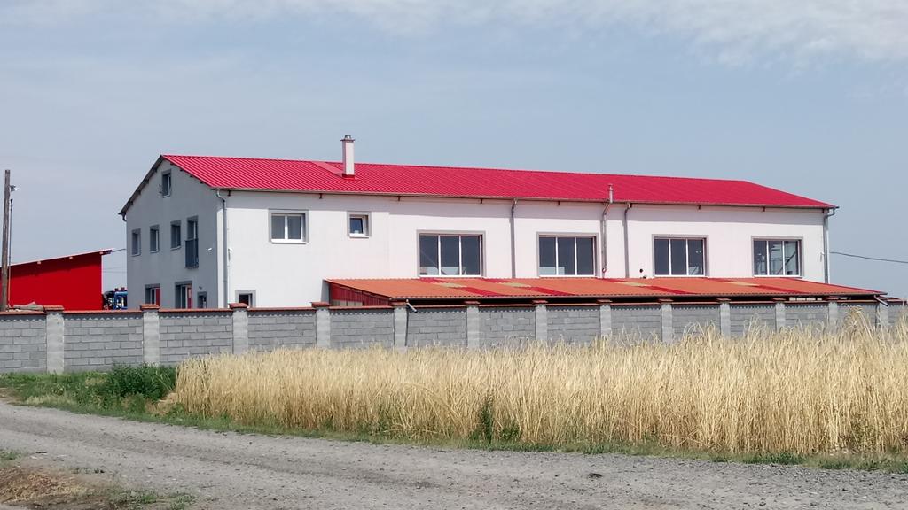 5.4 GAZDASÁGI TERÜLET 5. Építészeti útmutató TELEPÍTÉS, BEÉPÍTÉS A telepítést a helyi viszonyok és az övezeti besorolás, valamint a funkció határozza meg. A beépítés szabadon álló.