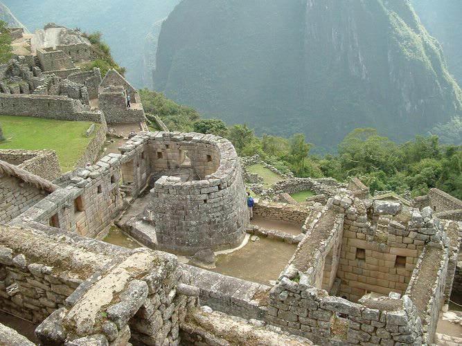Ókor Közép-Amerika Inkák vallás és a csillagászat szoros összefonódása: a Napot, Holdat istenként tisztelték épületek nagy precizitású tájolása az égitestek látszó mozgásának figylembevételével