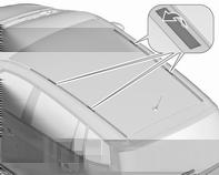 Rögzítse a tetőcsomagtartót az ábrán nyilakkal jelzett lyukaknál. Tetősínnel nem rendelkező járművek Egy tetőcsomagtartó rögzítéséhez nyissa ki a tetőpántokon lévő fedeleket.