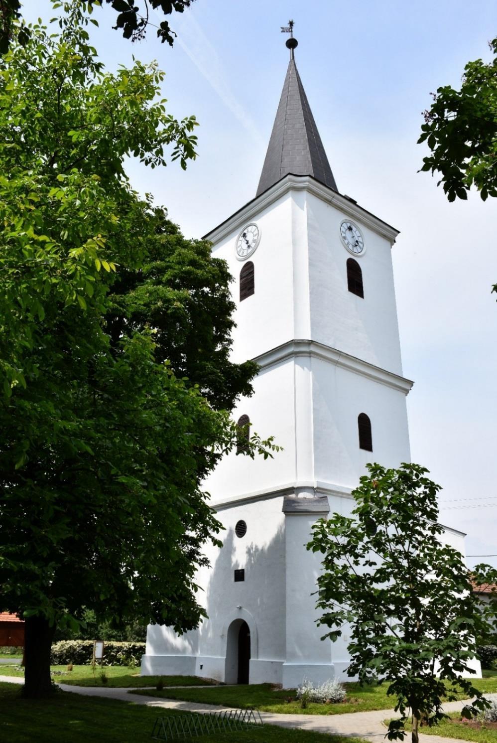A műemlék református templom és a külön álló harangláb a település központjában a Hősök terén található. Tiszaroff árvízmentes szinten épült halmazfalu, tanyavilág nélkül.