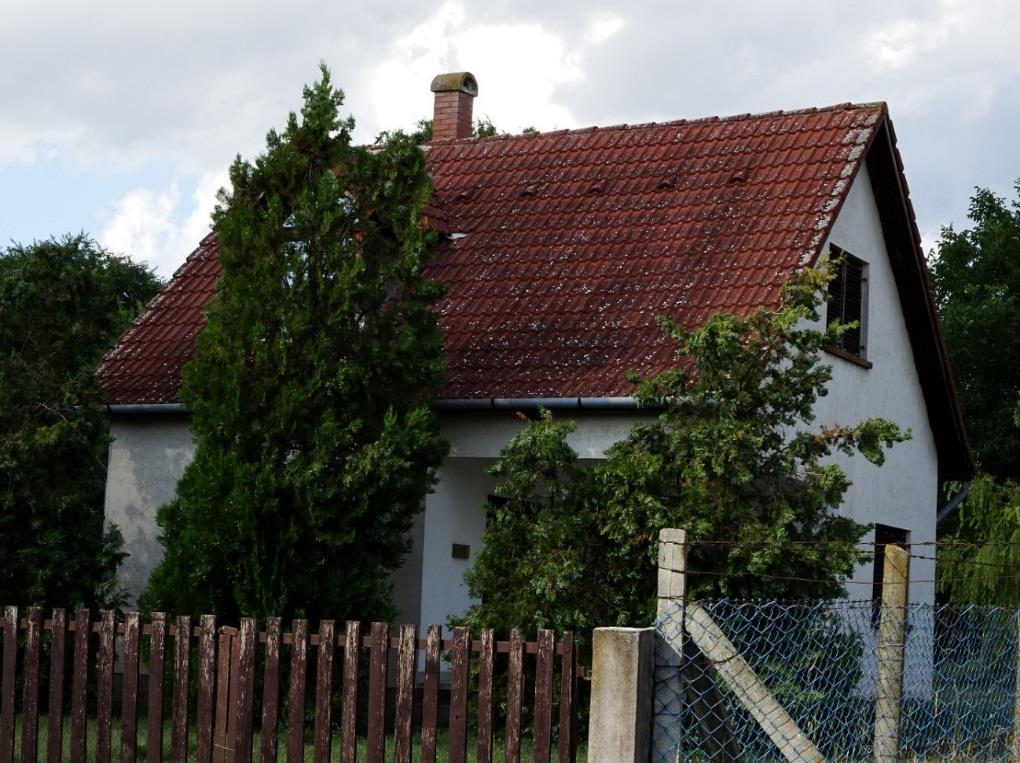 Jellemzően zöld növényzettel gazdagon körbevett telkek és házak biztosítják a nyugodt, pihenésre alkalmas környezetet.