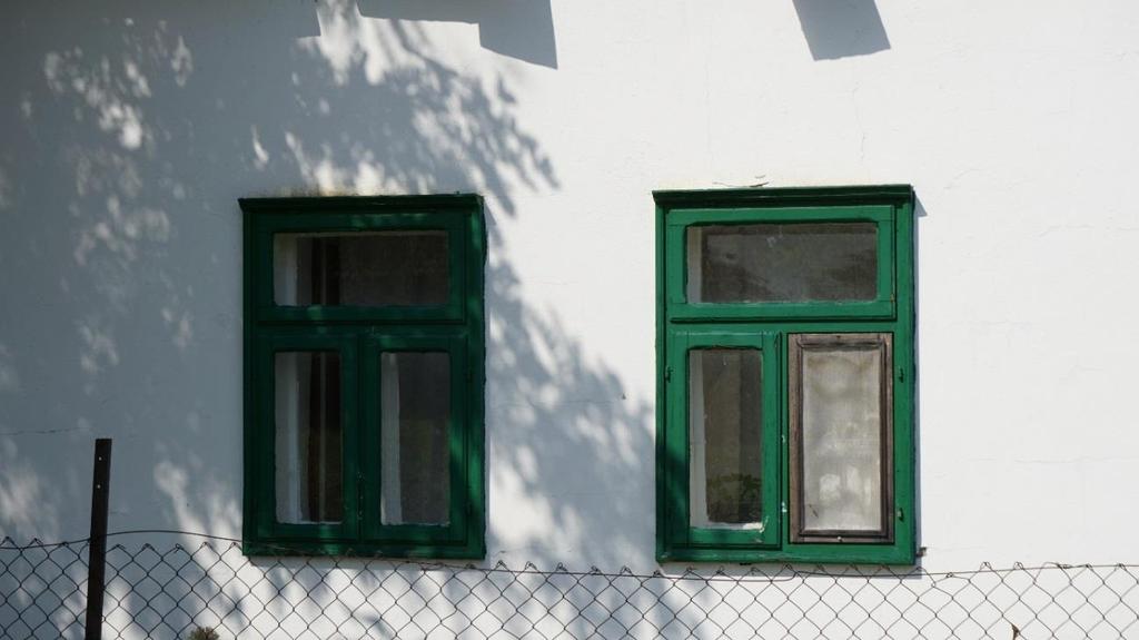 AJTÓK, ABLAKOK Sokszor mondják az ablak a ház szeme. Elképzelhetetlen a ház ablak nélkül, amely egyszerre jelenti a világosságot, a fényt, a kapcsolatot a külvilággal.