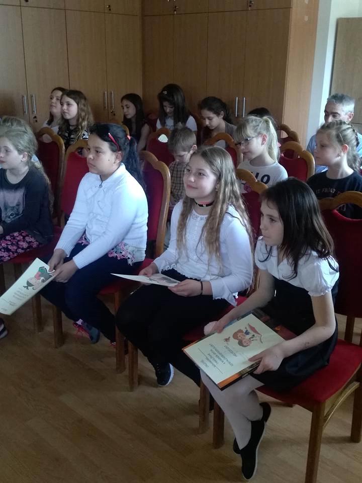 9-en a beiskolázási körzetünkből (Bikal, Egyházaskozár, Tófű, Hegyhátmaróc), 8-an azon kívülről (Lengyel, Nagyhajmás, Szászvár) érkeznek. Osztályfőnökük Schullerné Kniesz Márta tanító néni lesz.