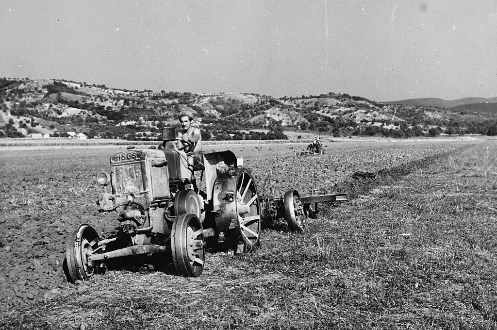 Szántó HSCS R-30-35-ös traktor, 1950-es évek - Az R-30-35-ös traktorok, majd az azt követő években kifejlesztett típusok, az R-20-22 ún.
